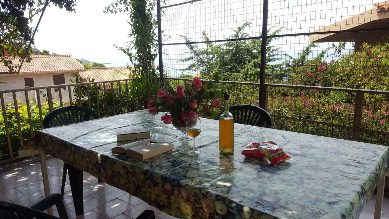 Appartamento Bouganville Magomadas ภายนอก รูปภาพ